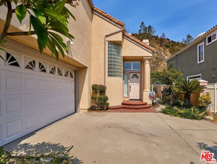 4 Bed Home to Rent in Glendale, California