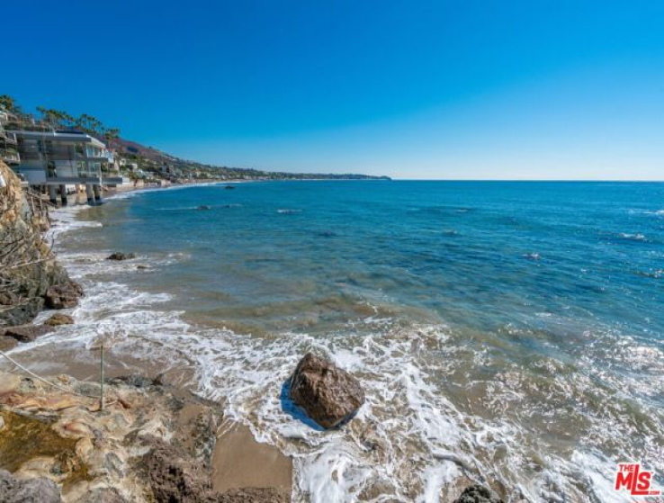 4 Bed Home to Rent in Malibu, California