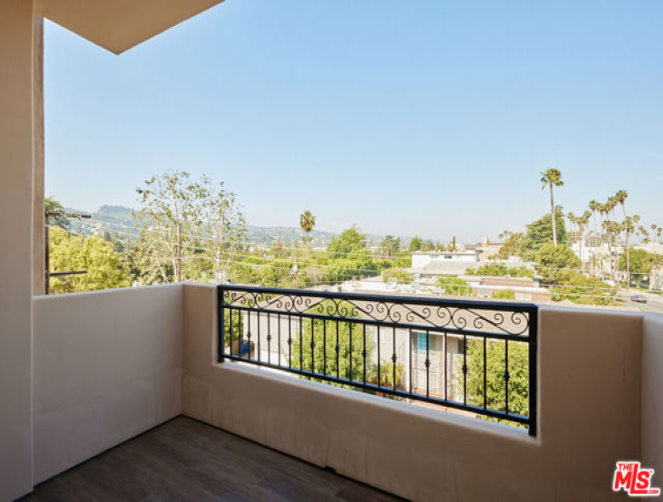 2 Bed Home to Rent in Studio City, California