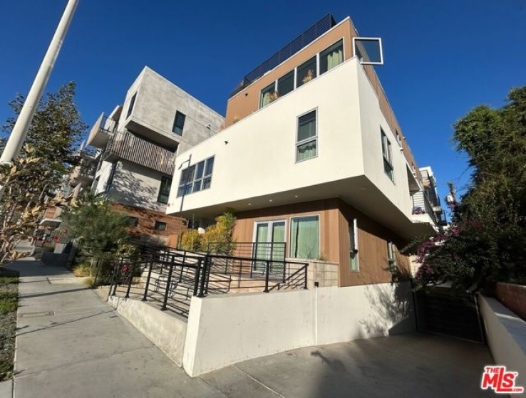 2 Bed Home to Rent in West Hollywood, California