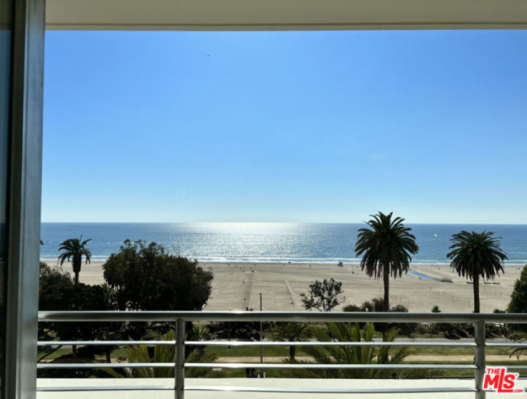 2 Bed Home to Rent in Santa Monica, California