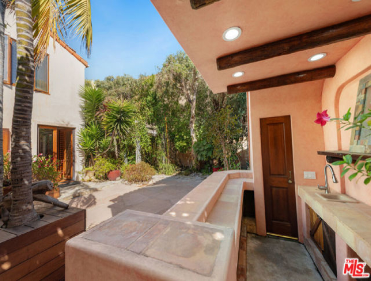 4 Bed Home to Rent in Malibu, California