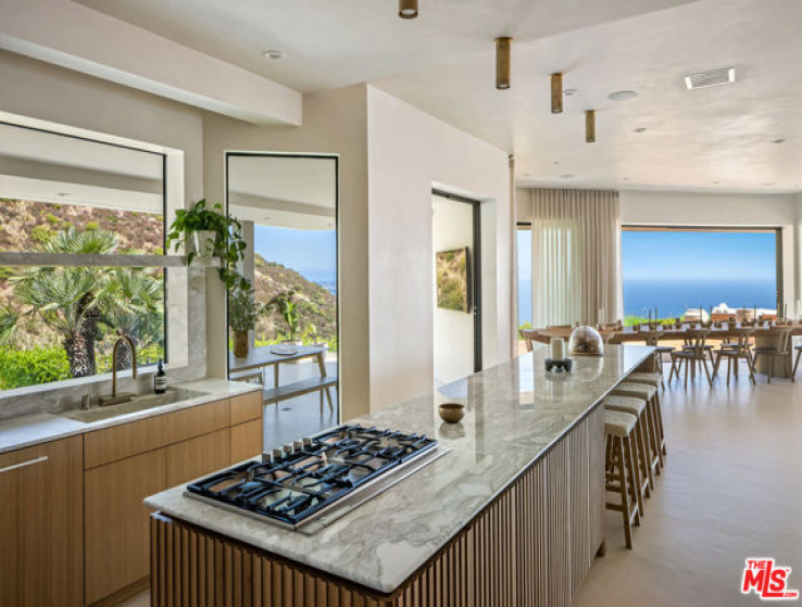 6 Bed Home to Rent in Malibu, California