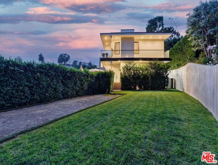 6 Bed Home for Sale in Los Angeles, California