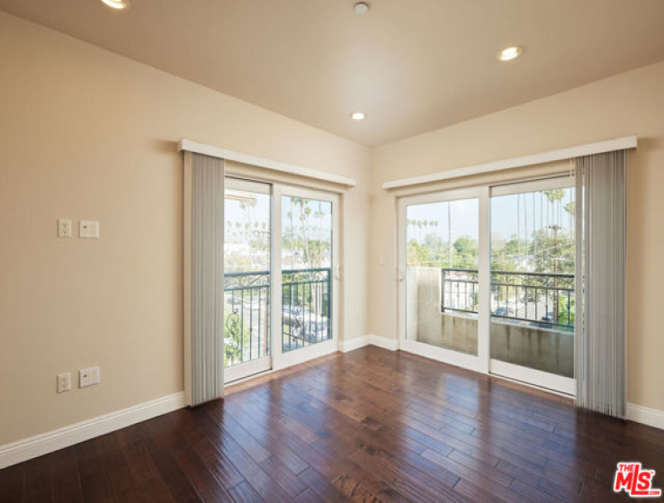 2 Bed Home to Rent in Studio City, California