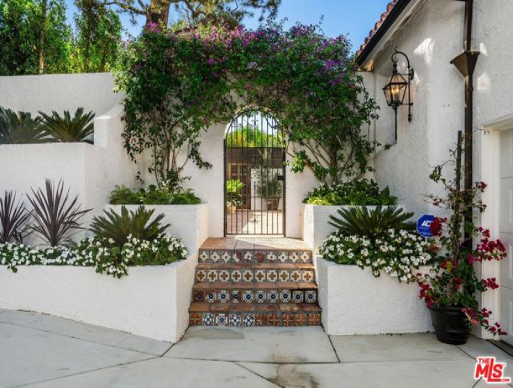 5 Bed Home for Sale in Studio City, California