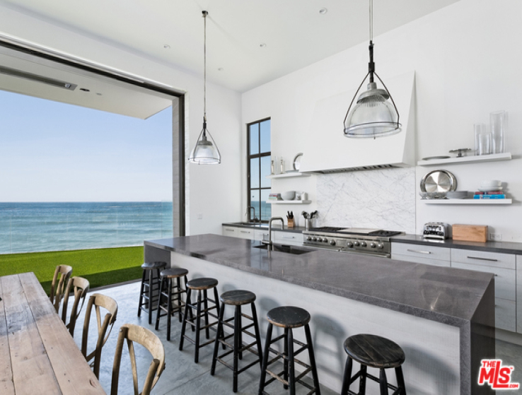 5 Bed Home to Rent in Malibu, California