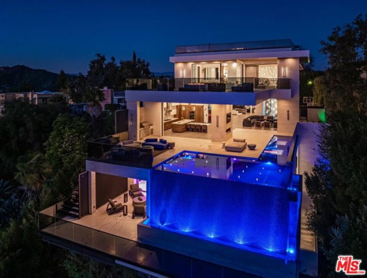 7 Bed Home for Sale in Los Angeles, California