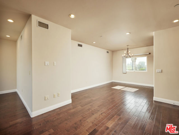 2 Bed Home to Rent in Studio City, California