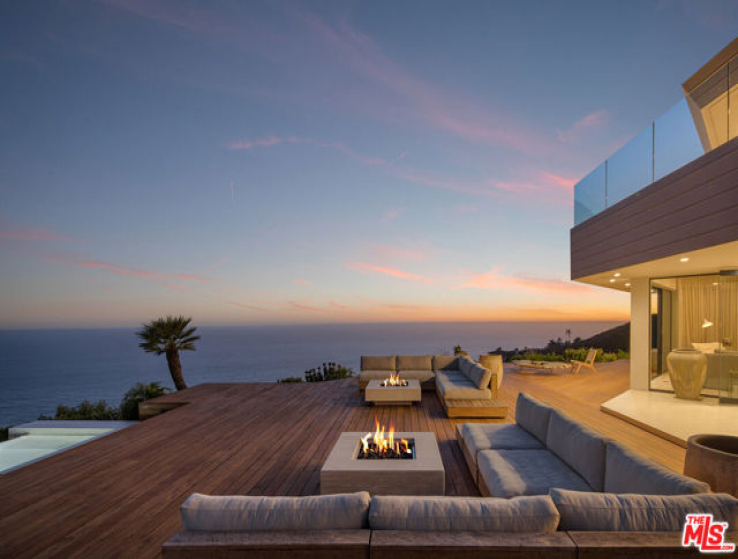 6 Bed Home to Rent in Malibu, California