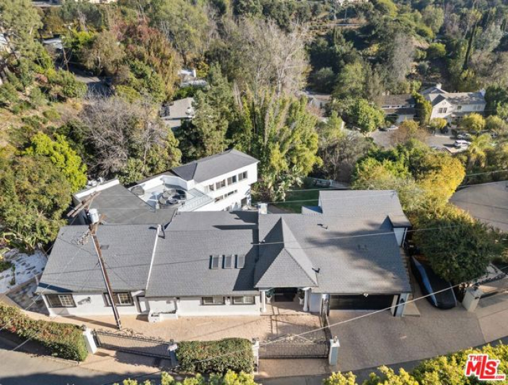 6 Bed Home to Rent in Studio City, California