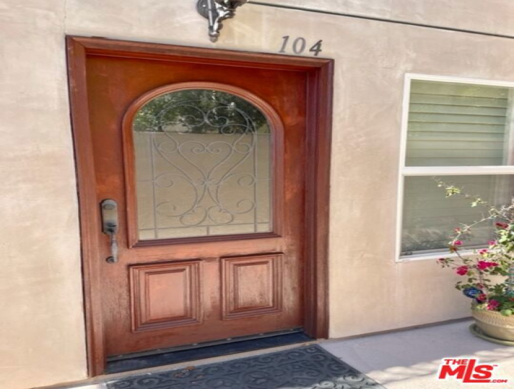 2 Bed Home to Rent in Studio City, California