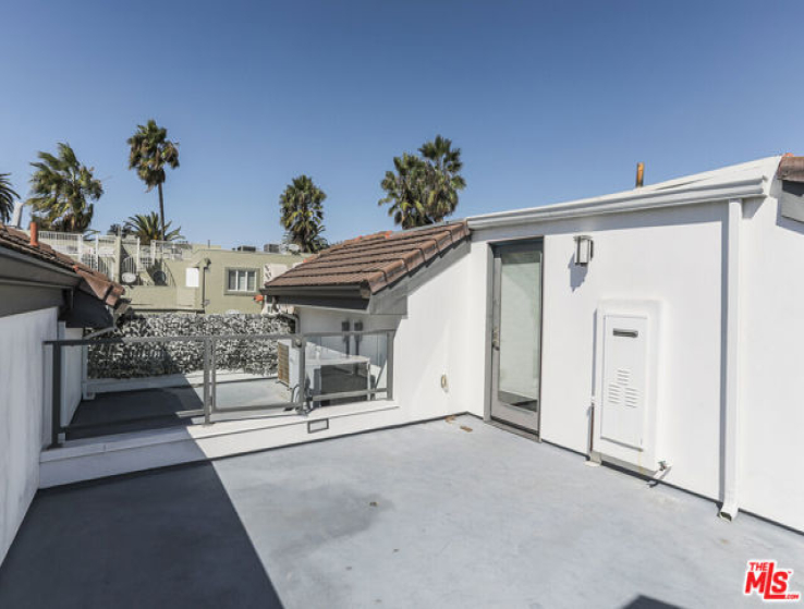 3 Bed Home to Rent in Santa Monica, California