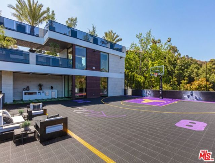 7 Bed Home to Rent in Los Angeles, California