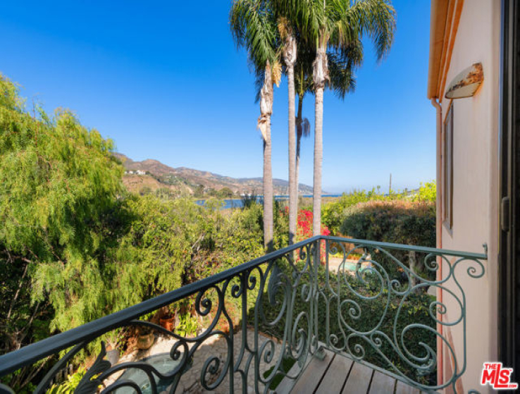 4 Bed Home to Rent in Malibu, California