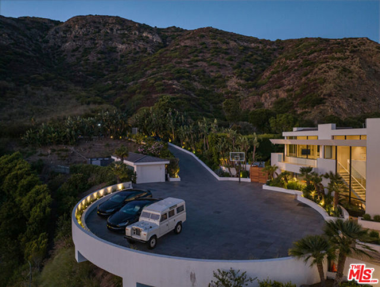 6 Bed Home to Rent in Malibu, California