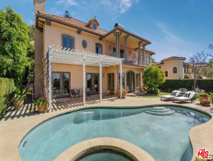 5 Bed Home for Sale in Los Angeles, California